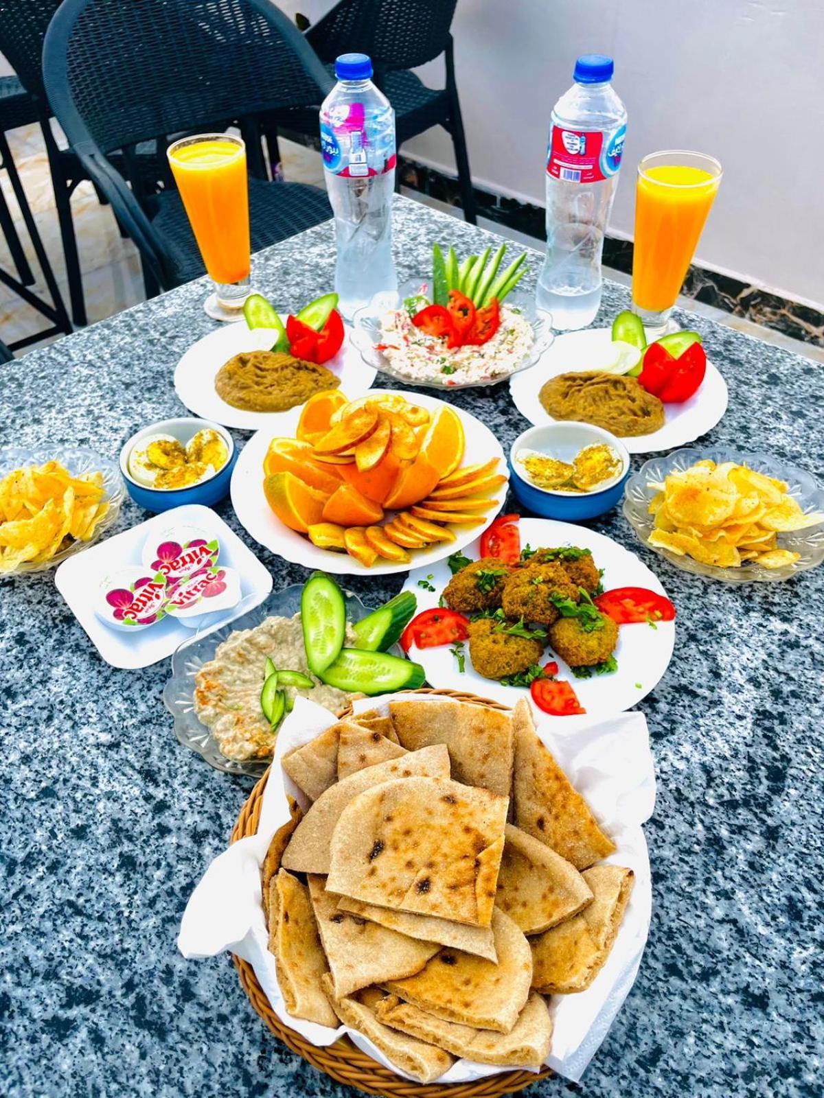 Momen Pyramids Inn Kafrat al Jabal Bagian luar foto